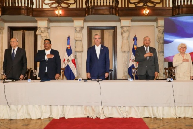 El-presidente-Abinader-y-otros-funcionarios