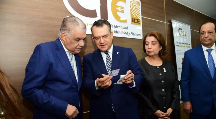 Vargas recibe la nueva cédula y afirma que la oposición deberá unirse para ganar en 2028