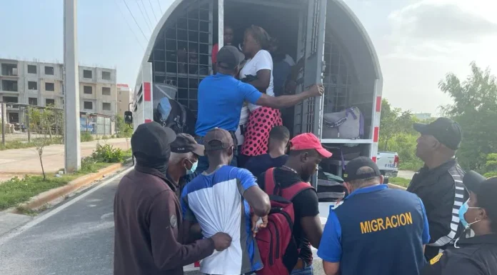 Migración dice que arrestó a 1,550 haitianos indocumentados y mandó a su país a otros 812