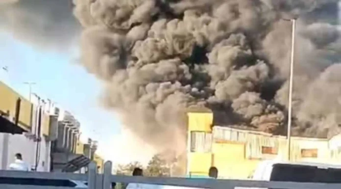 Incendio afecta tienda L&R Comercial de Villa Mella