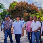 Director de la CAASD camina junto a funcionarios  y comunitarios del barrio capitalino de Guachupita