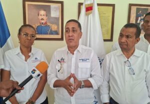 El director de la DIE, Roberto Herrera, habla a medios de comunicación desde la sede de la Gobernación en la provincia Samaná
