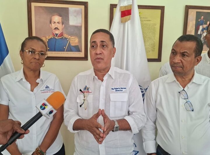 El director de la DIE, Roberto Herrera, habla a medios de comunicación desde la sede de la Gobernación en la provincia Samaná