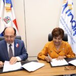 La directora del INAIPI y el rector de la Universidad Albizu de Puerto Rico firman el acuerdo