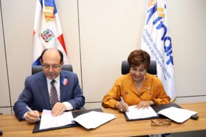 La directora del INAIPI y el rector de la Universidad Albizu de Puerto Rico firman el acuerdo