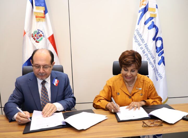 La directora del INAIPI y el rector de la Universidad Albizu de Puerto Rico firman el acuerdo