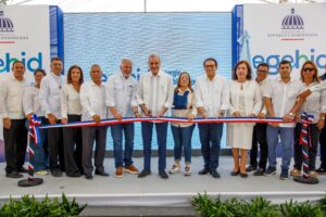 Presidente Abinader se dispone a cortar la cinta como acto protocolar que deja oficialmente inaugurada la importante obra vial