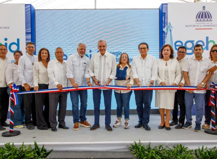 Presidente Abinader se dispone a cortar la cinta como acto protocolar que deja oficialmente inaugurada la importante obra vial