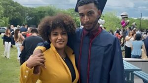 Foto de la graduación del joven Yadin Naín Cornelio junto a su madre Juliza Serrán Guzmán