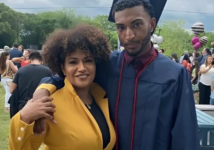 Foto de la graduación del joven Yadin Naín Cornelio junto a su madre Juliza Serrán Guzmán