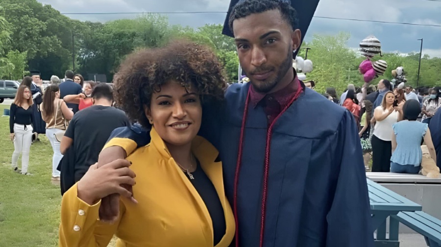 Foto de la graduación del joven Yadin Naín Cornelio junto a su madre Juliza Serrán Guzmán
