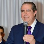 El aspirante a la presidencia de la República, Francisco Javier García, emite declaraciones a la prensa.