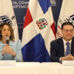 La ministra de la Mujer, Gloria Reyes, explica junto al ministro del MICYM, Eduardo Sanz Lovatón, los pormenores del acuerdo firmado en favor de las mujeres dedicadas a la producción.