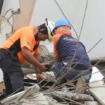 Rescatistas cortan mallas metálicas en busca de tener mejor visión del objetivo