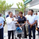 La directora del INAIPI, Josefa Castillo Rodríguez, recibe la placa de reconocimiento de manos del gerente del ptronato de la Nueva Barquita.