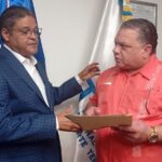 El dirigente transportista, Mario Díaz, entrega el plan al nuevo director del INTRANT, Juan Manuel Méndez García.