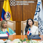 Procudarora Yeni Berenice Reynoso y Fiscal General de Colombia posan durante la reunión sostenida en el despacho de la PGR.