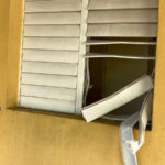 Foto de la ventana del Polideportivo Bayaguana por donde entraron los ladrones que sustrajeron los televisores.