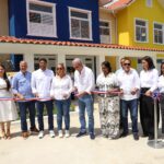El presidente Luis Abinader corta la cinta con la que deja formalmente inaugurado el CAIPI en el dsitrito municipal de Canastica.