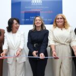 La ministra de la Mujer, Gloria Reyes, corta la cinta que deja abierta la nueva oficina que brindará servicios a las mujeres de la provincia Santiago.