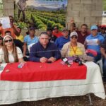 Foto de los representantes de las organizaciones demandantes, en Rueda de Prensa efectuada en el lugar de los hechos.