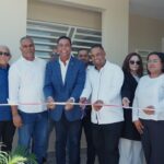 Presidente de la LMD, Víctor D' Aza, corta la cinta que deja oficialmente inaugurada la funeraria municipal en la comunidad cibaeña de Jacagua.