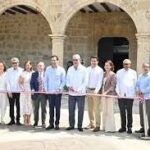 El presidente de la República corta la cinta que deja oficialmente inaugurada la remodelación del nuevo Alcázar de Don Diego Colón.