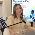 Ministra de la Mujer habla a los periodistas asistentes al diplomado organizado por el viceministerio de Cultura de Igualdad.