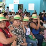 Asistentes al evento organizado por el Ministerio de la Mujer posan ante las cámaras.