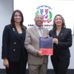 Presidente de la Cámara de Diputados recibe de manos de la ministra Gloria Reyes el proyecto de Ley Mirabal.